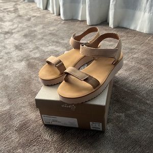 Never worn, neutral flatform Madewell sandals.